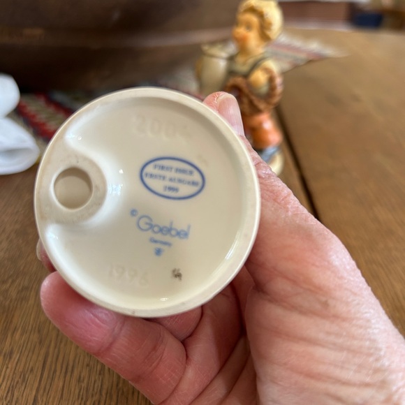 Goebel Hummel Pretzel Boy & Girl Pair Figurines - Picture 6 of 9